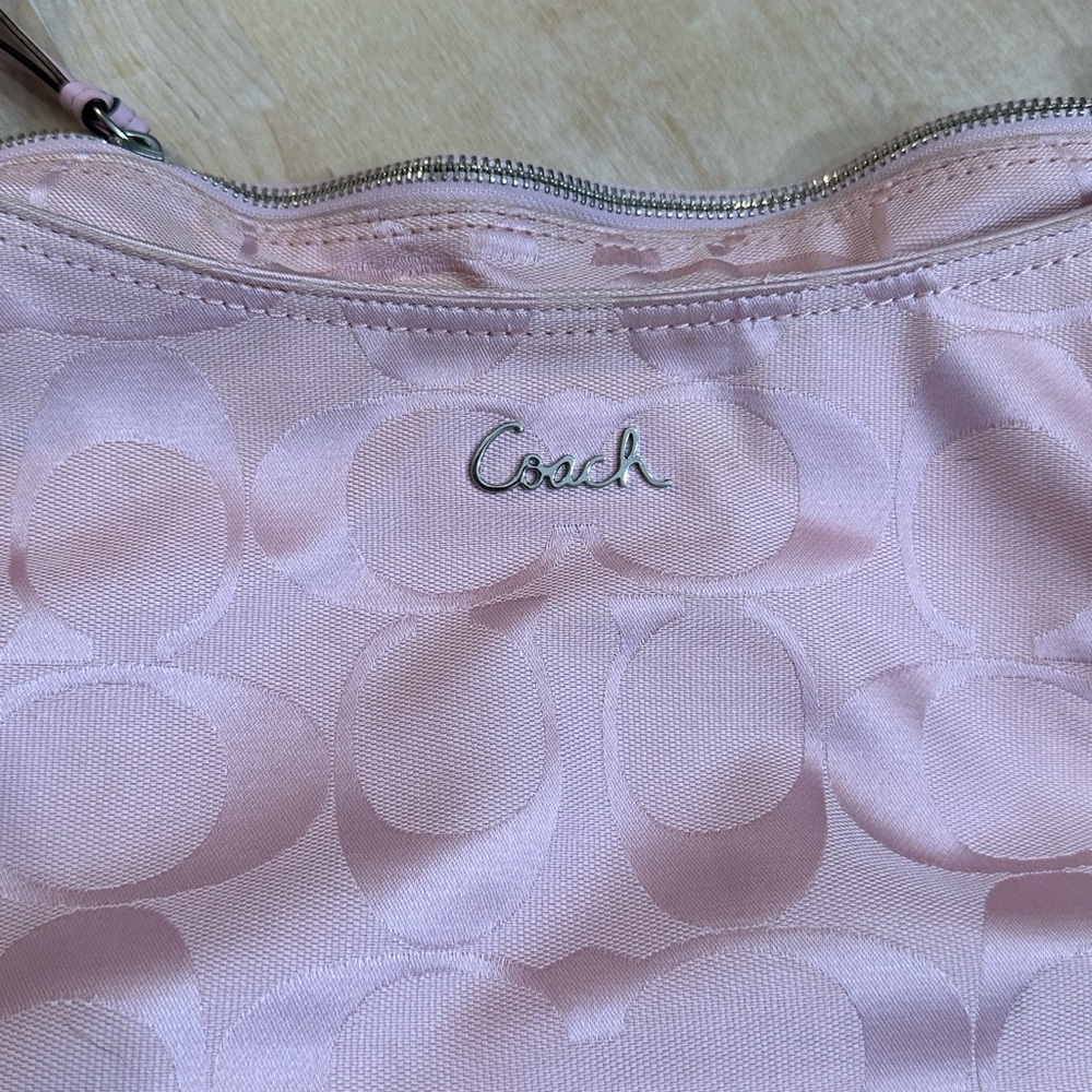 Authentic Brand new Coach Purse 👛 Shoulder bag pink in color.
